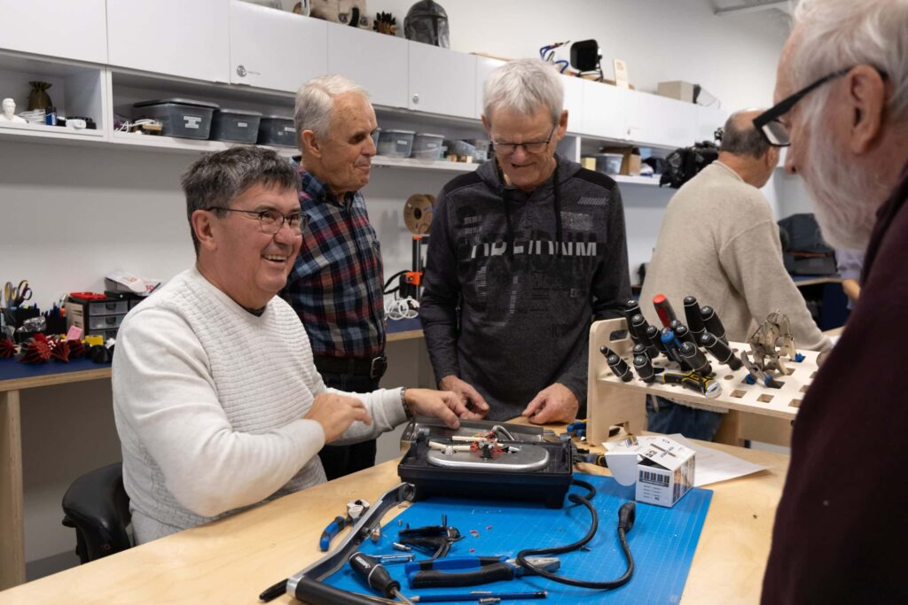 COlab et la FADOQ s’unissent pour une expérience de réparation et de découverte technologique
